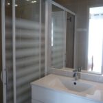 Salle de bain avec sèche serviettes