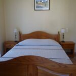 Chambre élégante avec grand lit, à quelques minutes des cures thermales