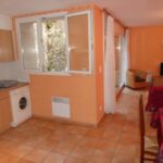 cuisie avec lave vaisselle et vu sur le jardin dans un appartement meublée à Amélie les bains