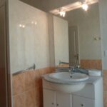 Salle de bain avec rangements pratiques et sèche-serviettes près des thermes